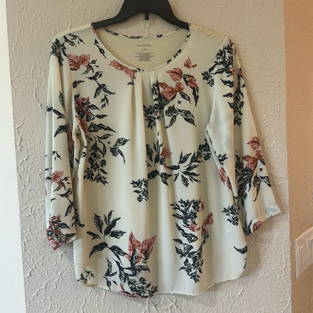 Van huesen beige floral top